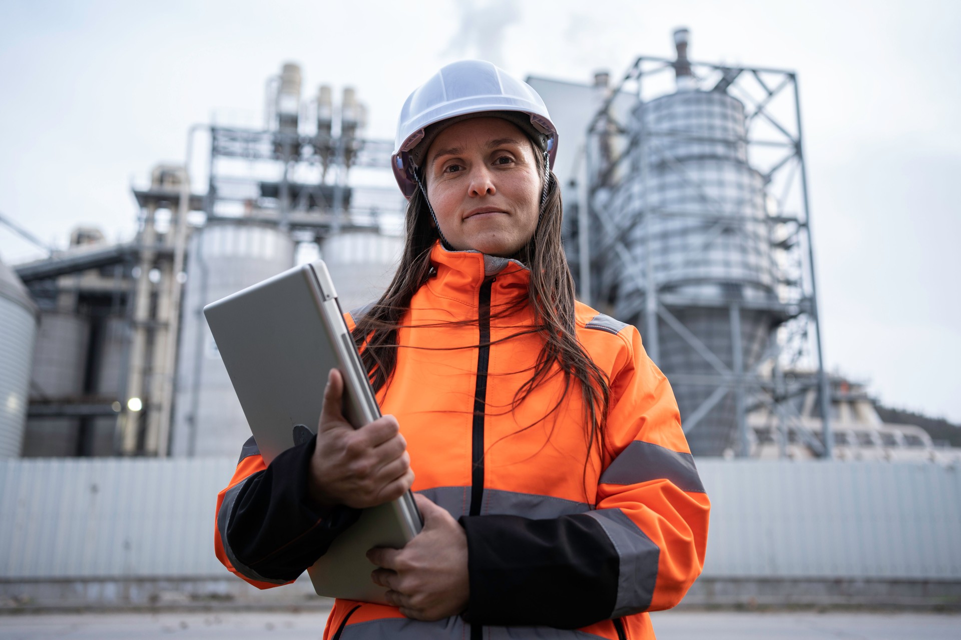 Retrato de una ingeniera que trabaja en una central eléctrica.